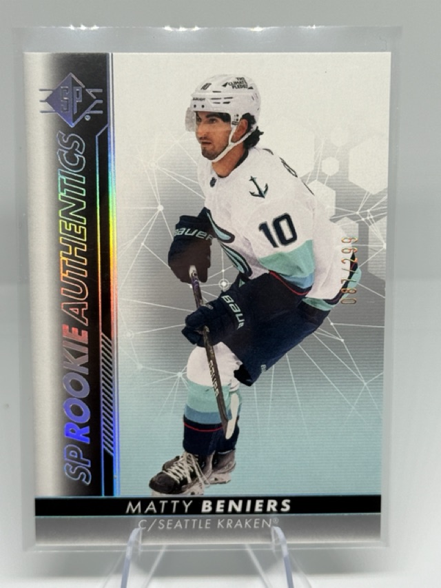 2022-23 SP - Blue Matty Beniers #105 front