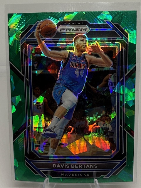 2022-23 Panini Prizm - Prizms Green Ice Davis Bertans #189 front