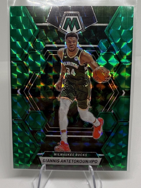 2022-23 Panini Mosaic - Green Giannis Antetokounmpo #15 front